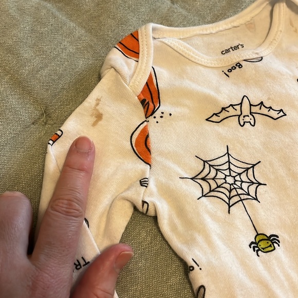 Set of two 12M Halloween long sleeve onsies - Picture 2 of 4